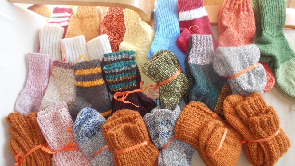 Pletařky věnovaly pacientům náchodské nemocnice na 700 párů ponožek
