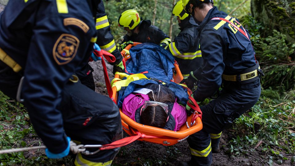 V Prachovských skalách bylo rušno. Záchranáři trénovali ošetřování skupiny lidí, kteří spadli z útesu