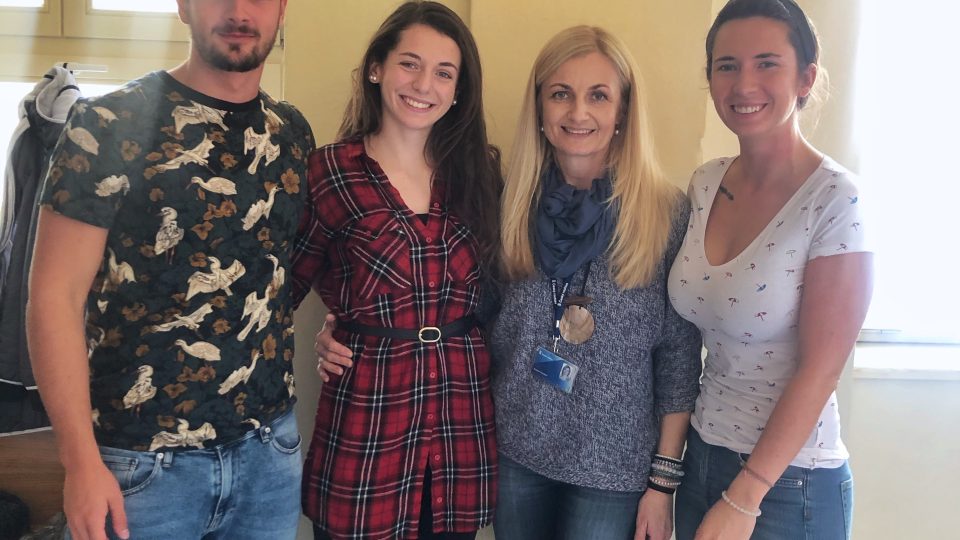 Romana Pacáková s dobrovolníky projektu Atelierof na Jiráskově gymnáziu v Náchodě