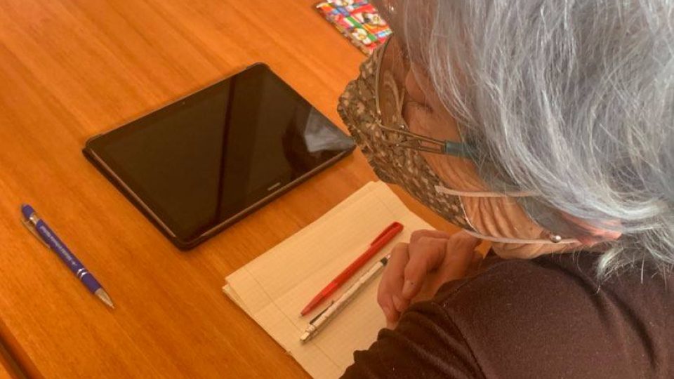Semináře digitálních dovedností pro lidi nad 65 let se v Náchodě zúčastnilo několik seniorů