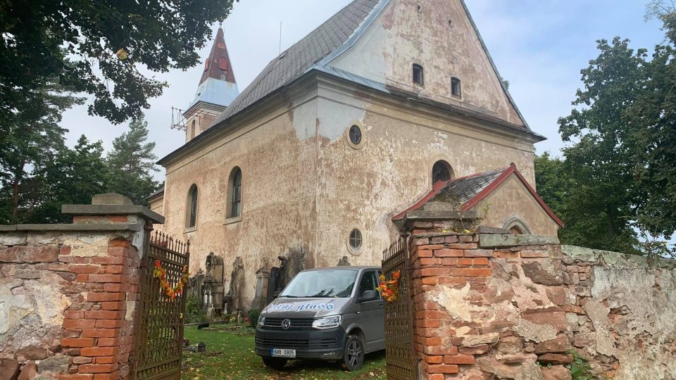 Kostel ve Starém Rokytníku u Trutnova bude mít opravena vzácná vitrážová okna