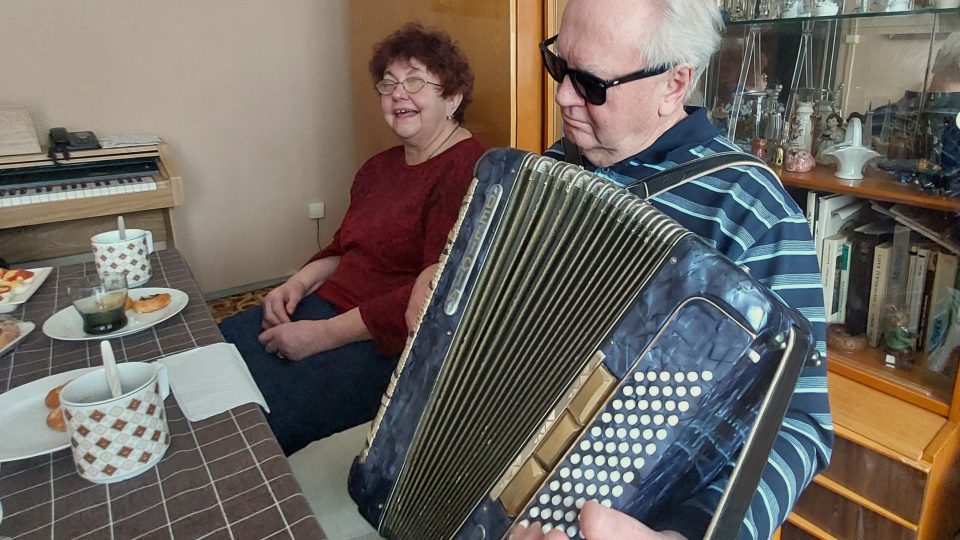 Jitka Mazourová zpívá, její manžel Hynek doprovází na harmoniku