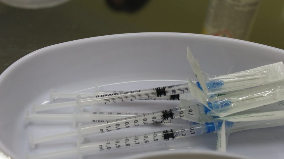 Ve všech nemocnicích Zdravotnického holdingu Královéhradeckého kraje pokračuje očkování zdravotnických záchranářů a zdravotníků proti covid-19