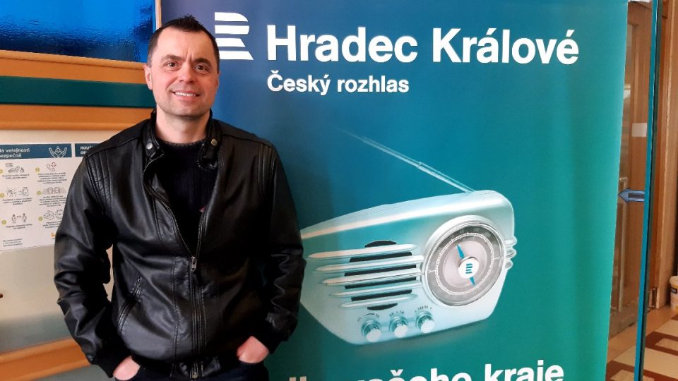 Maxijedlík Jaroslav Němec ve studiu Českého rozhlasu Hradec Králové
