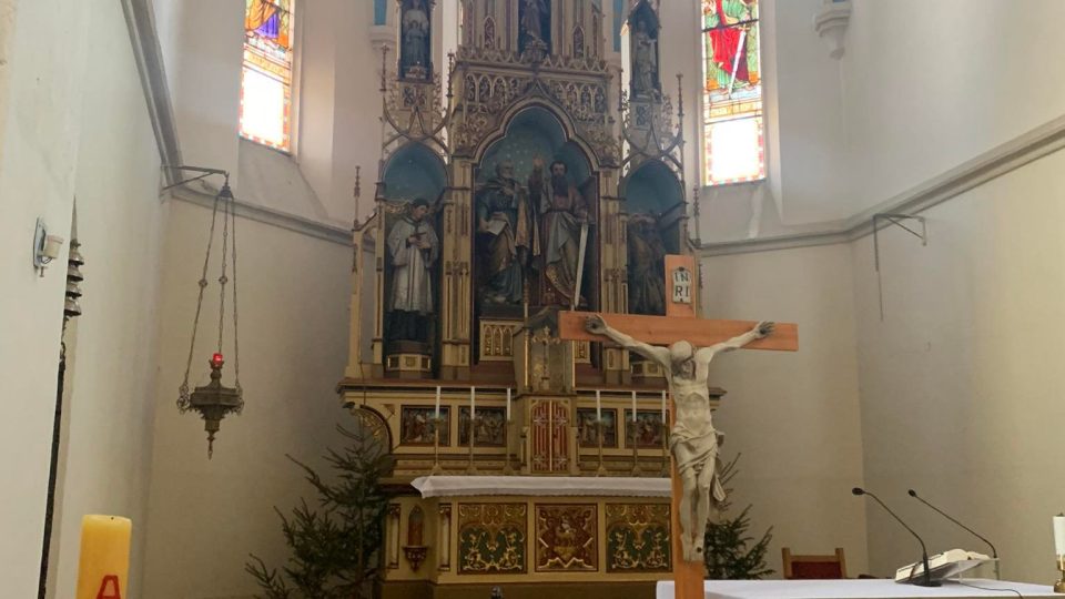 V novogotickém kostele svatého Petra a Pavla v Trutnově Poříčí skončila oprava čtyř oltářů