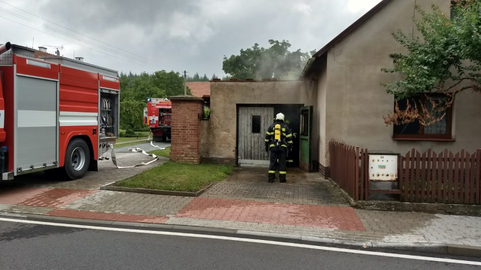 Pět jednotek hasičů zasahovalo ve čtvrtek dopoledne u požáru rodinného domu v Očelicích na Rychnovsku