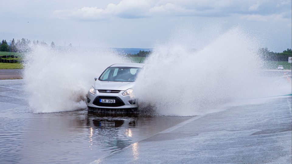 Projekt Jedu s dobou učí už třetím rokem seniory zvládat krizové momenty za volantem automobilu