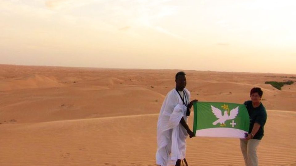 Obecní vlajka na saharské poušti v listopadu 2016, stát Mauretánie, světadíl Afrika