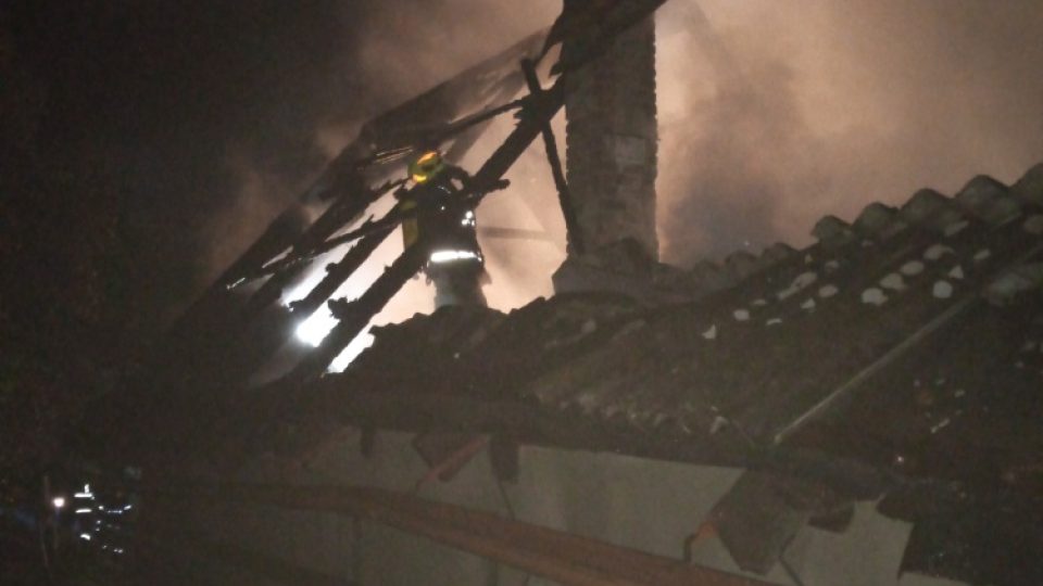 Noční požár chalupy v Dolní Brusnici na Trutnovsku si bohužel vyžádal jednu oběť