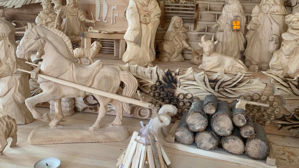 V řezbářské dílně Miroslava Kříže vzniká unikátní dřevěný betlém