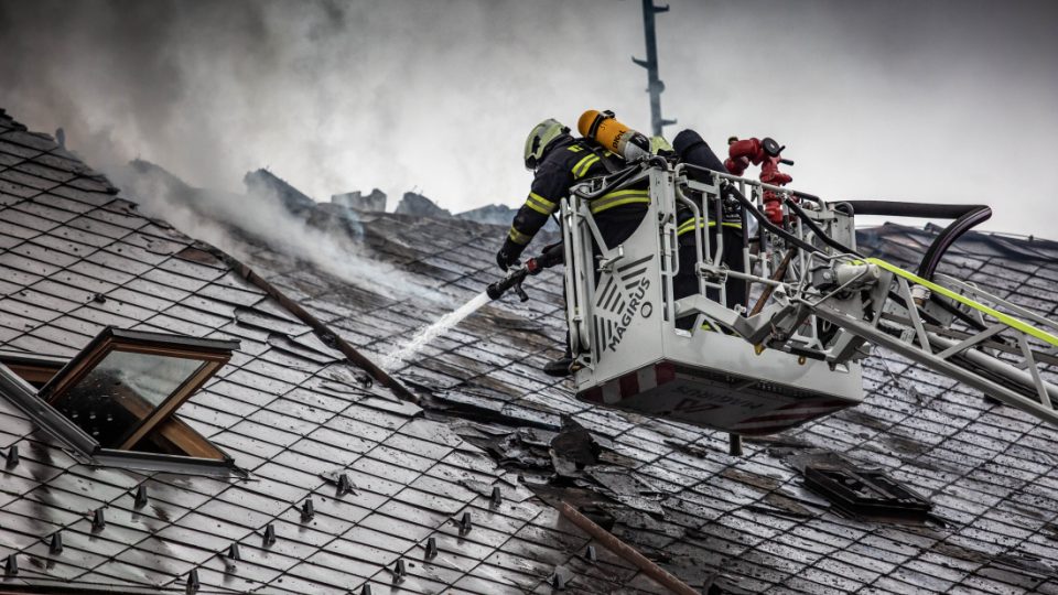 Požár střechy domu na náměstí T. G. Masaryka v centru Dvora Králové nad Labem
