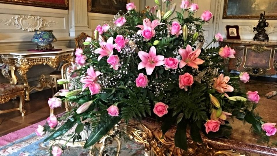 Svátky růží v Opočně - prohlídky zámku provoněné bohatými historickými vazbami ze stovek květin, zejména jejich královny - růže