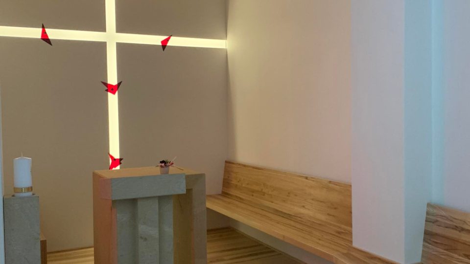 V bývalém ateliéru řezbáře a léčitele Břetislava Kafky v Červeném Kostelci vzniká moderní kaple
