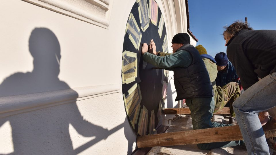 Díky nadšencům na věži kostela Nejsvětější Trojice v Žacléři opět fungují hodiny