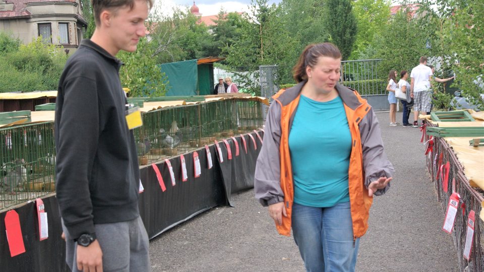 Eva Morávková, vedoucí Kroužku mladých chovatelů kontroluje práci svého svěřence Davida Bočka