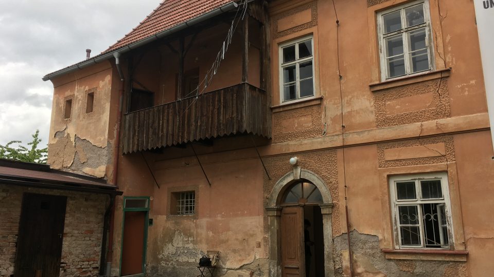 Barokní Steidlerova kovárna v České Skalici se proměňuje v prostor pro současné umění