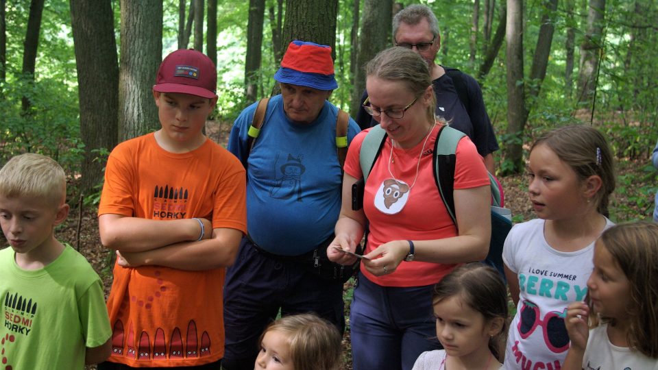 Účastníci osvětového programu odhalují Lesní překvapení