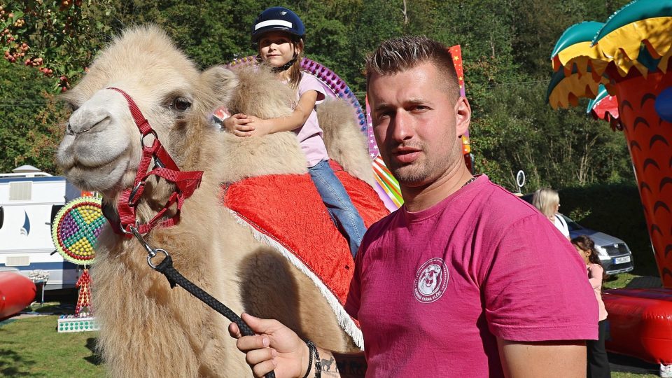 Štěpán Vlček pořádá se svými zvířaty lamatreking a pro seniory dokonce lamí a velbloudí terapie