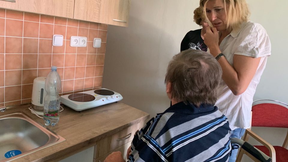 Senioři a zdravotně postižení ve Dvoře Králové nad Labem mají nově k dispozici pilotní bezbariérový byt pro přechodné ubytování