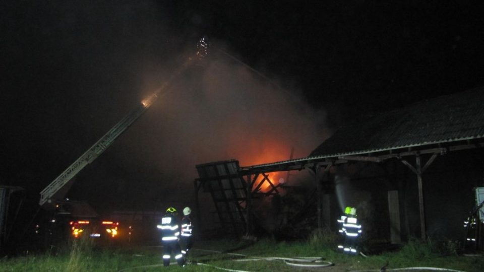 Celkem pět jednotek hasičů zasahovalo u nočního požáru skladovací haly v Žernově na Náchodsku