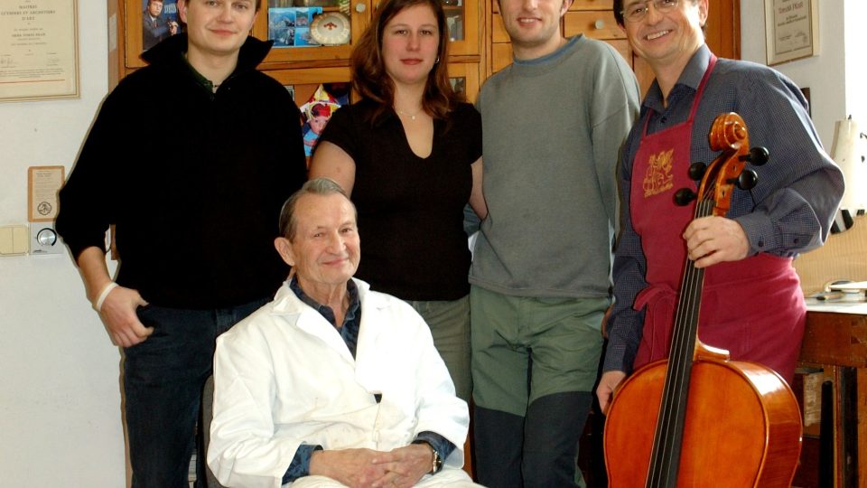 Ateliér houslařského rodu Pilařů kolem roku 2000
