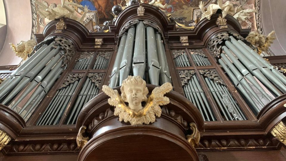 Jakub Šafář opravuje ve svém volném čase varhany kostela svatého Vojtěcha v broumovském klášteře