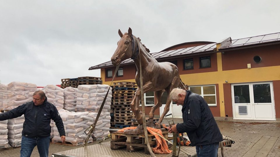 Bronzová socha koně Peruána opustila slévárnu v Horní Kalné na Trutnovsku a vyrazila do Zámrsku