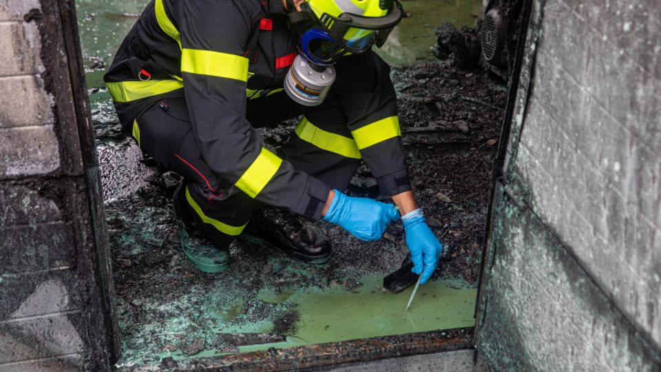 Při požáru haly v Novém Městě nad Metují byla zraněna jedna osoba, škoda je asi 10 milionů korun