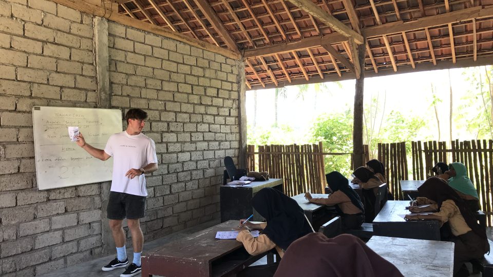 Lukáš Kulda učil dva měsíce na Lomboku tamní nespoutané děti angličtinu, skateboarding i parkour