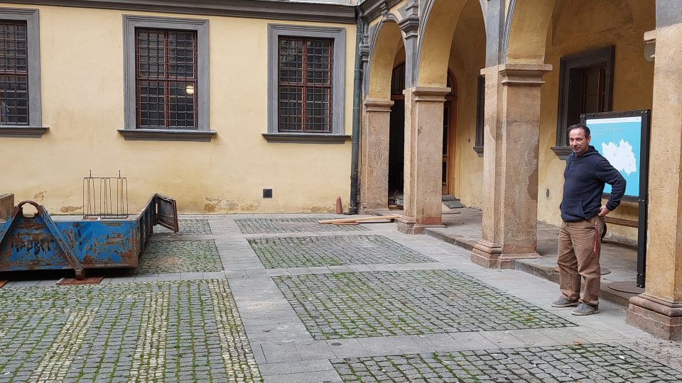 Archeologové nahlížejí v Jičíně do doby, kdy na Valdštejnově náměstí místo zámku stály ještě domy