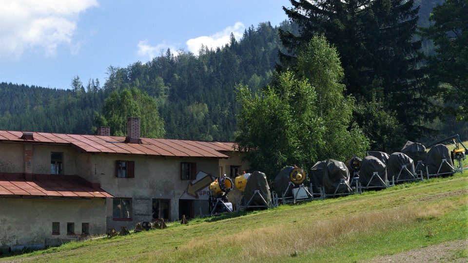 Kontrolou před zimní sezónou procházejí i sněžná děla