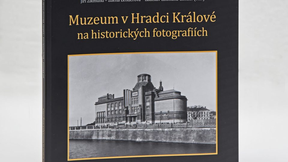 Kniha: Muzeum v Hradci Králové na historických fotografiích