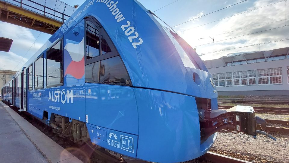 Na kolejích v Královéhradeckém kraji se představil první vlak na vodíkový pohon