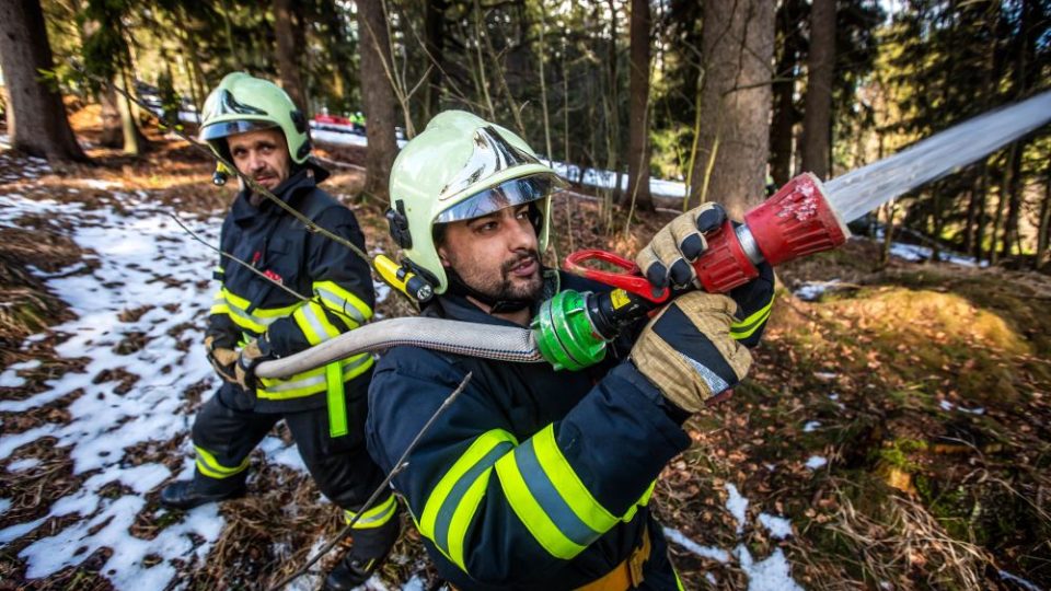 Hasiči zkouší nový přetlakový ventil, který jim umožní napojit se na horách při hašení požáru na systém zasněžování