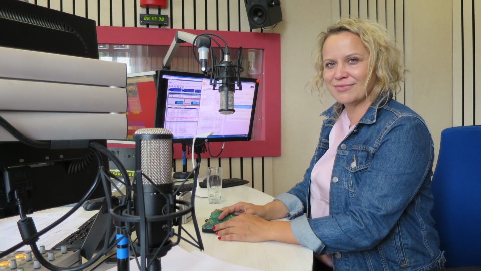 Dominika Špalková ve studiu Českého rozhlasu Hradec Králové