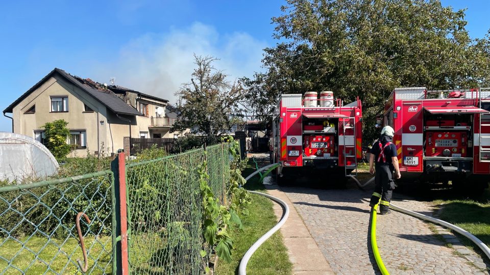 Požár zasáhl v Hradci Králové - Kuklenách hospodářský statek s obytnou částí