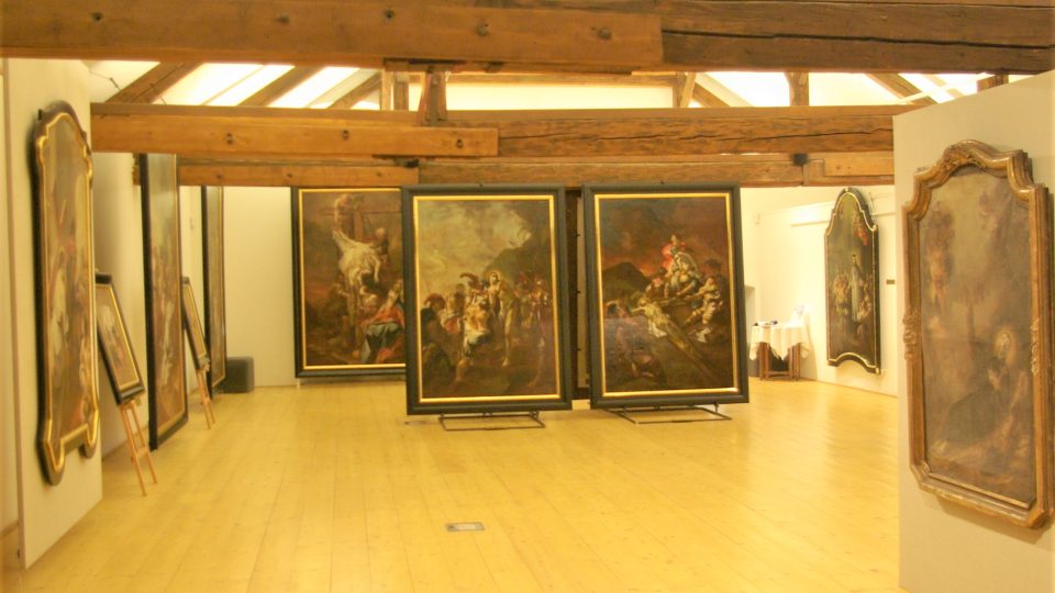 Pohled do galerie špýcharu, která je poctou ve své době uznávanému umělci J. V. Berglovi