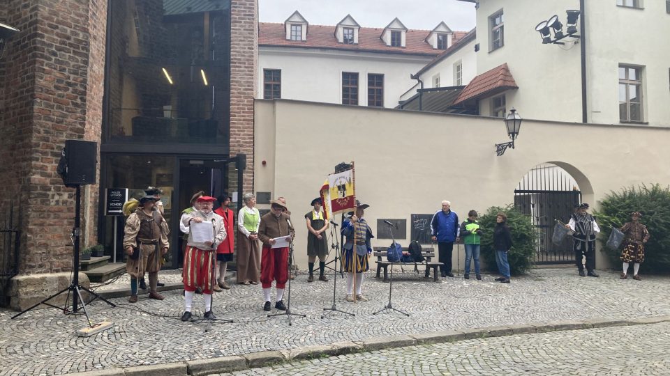 Hradec Králové má dalšího zvoníka. Na slavnostní pasování se jeho služebně starší kolegové oblékli do historických kostýmů