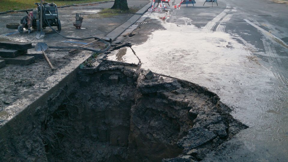 Dvůr Králové opravuje kanalizační síť pod městem
