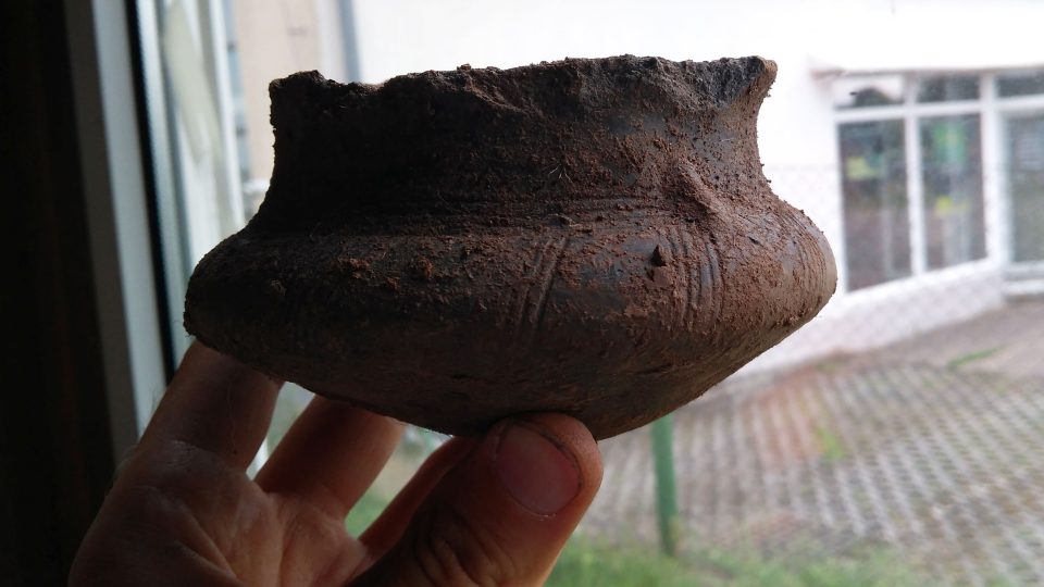 Archeologové našli u Smiřic pravěká sídliště - keramická nádobka z pozdní doby bronzové