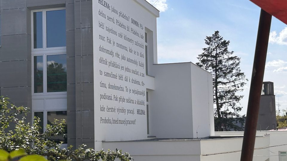 Tisíce písmen z románu Karla Čapka R.U.R. na budově průmyslovky v Novém Městě nad Metují