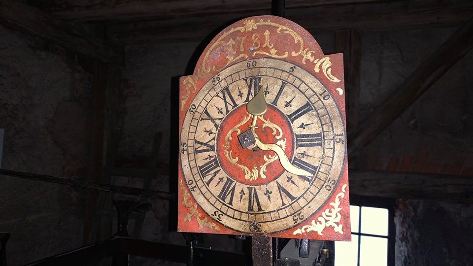 Kostelní hodiny z 18. století v broumovském klášteře na Náchodsku