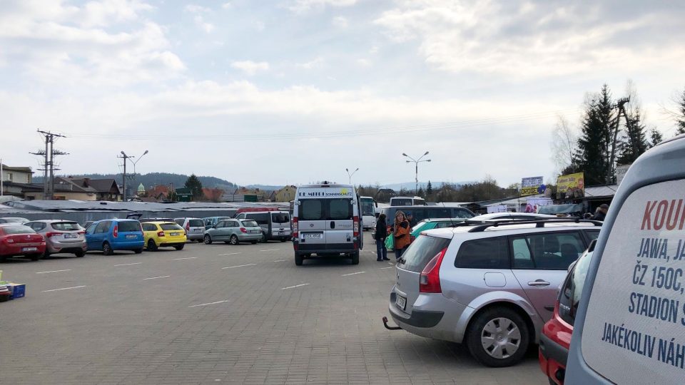 Lidé z celého Česka neváhají zajet na polskou tržnici i stovky kilometrů