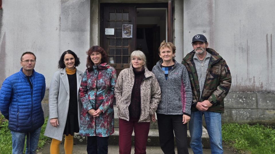 Nadšenci a farářka Anna Holínská (druhá zprava)