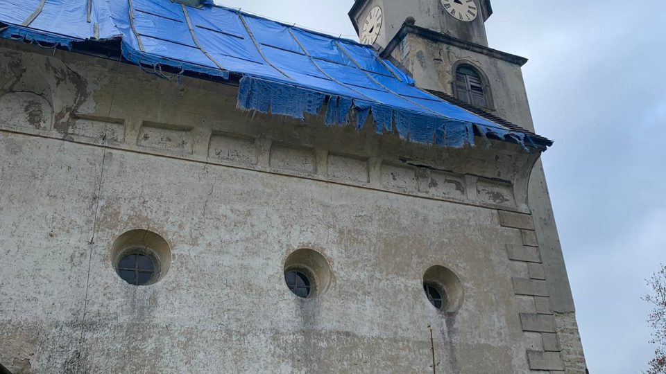 Kostel Nejsvětější Trojice ze 14. století ve Zdoňově na Broumovsku zachraňují mladí manželé