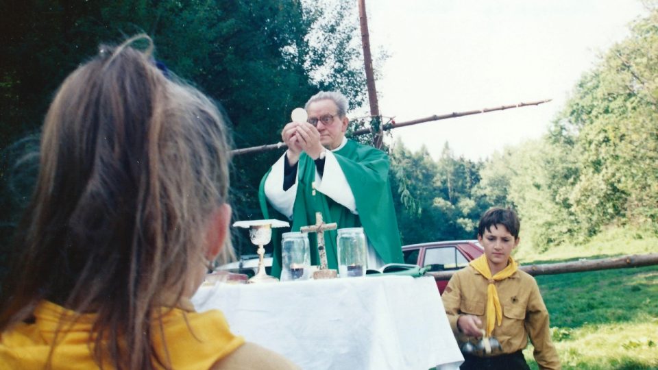 1993 mše pro novopacké skauty na táboře Ryka v Markvarticích