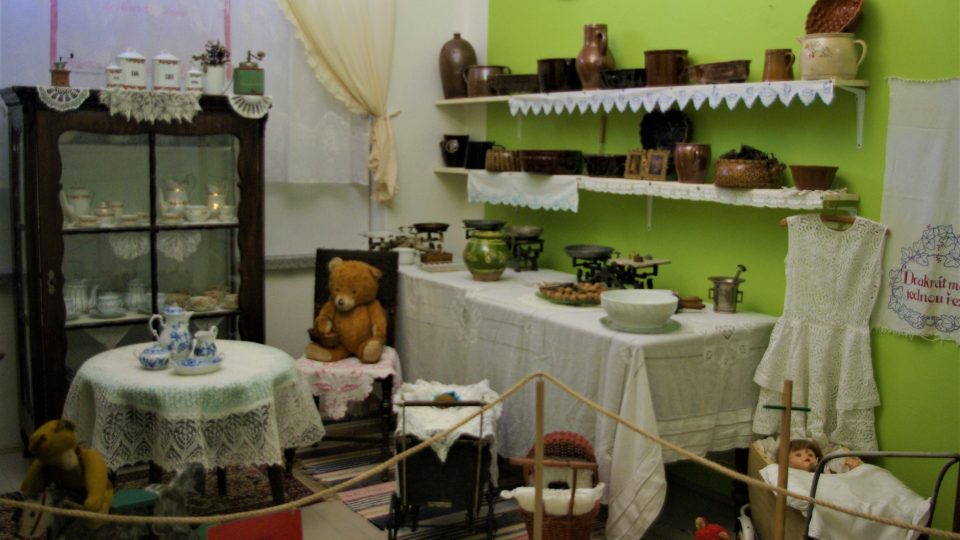 Jedna z místností muzea ukazuje, jak vypadala   měšťanská kuchyň před sto lety a s čím si tehdy děti hrály  Foto Vlaďka Wildová.JPG