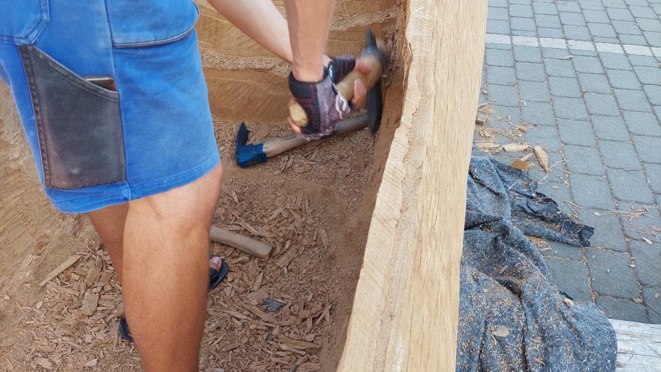 Experimentální archeologové dokončují ve Všestarech dlabanou dřevěnou loď