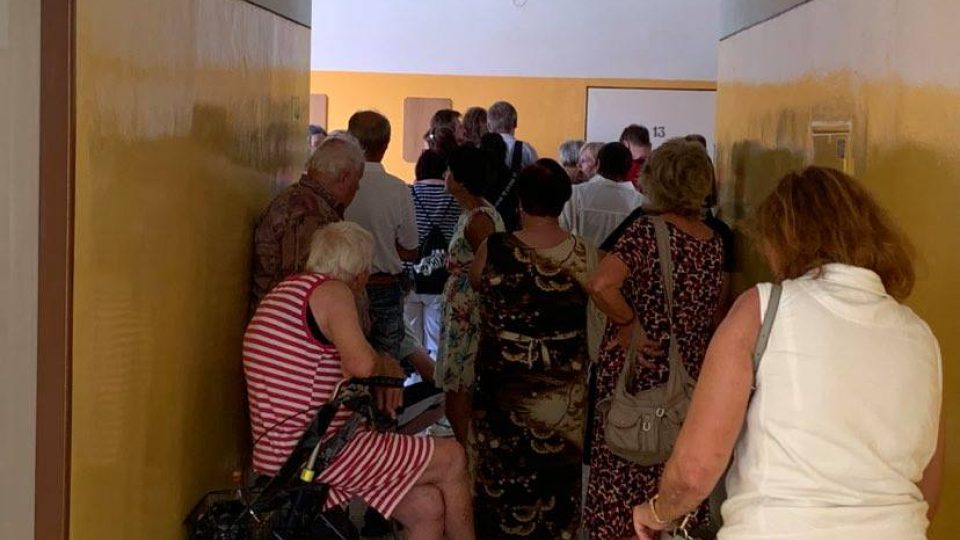 Stovky lidí se přišly registrovat k nové zubní lékařce v Červeném Kostelci