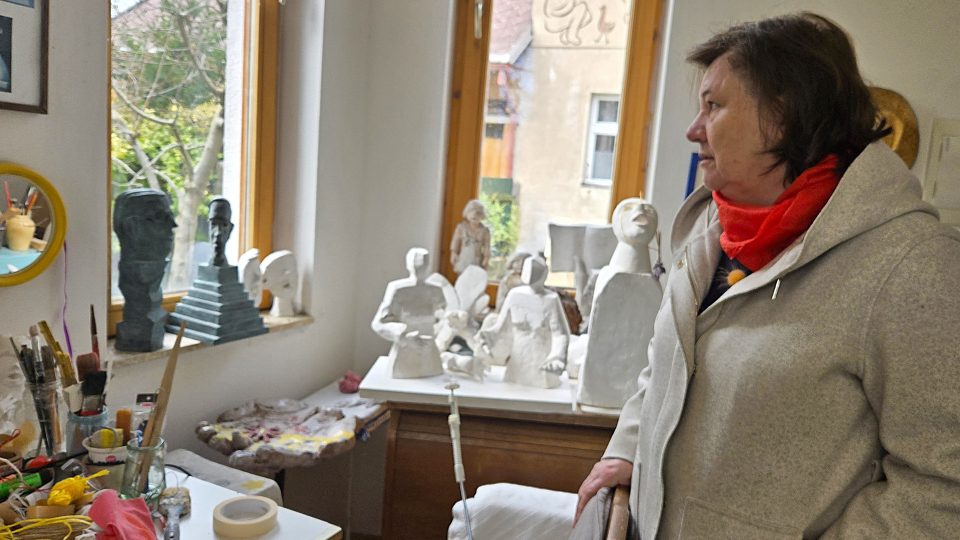 Ellen Jilemnická ve svém hořickém ateliéru | foto: Vladislava Wildová, Český rozhlas Ellen Jilemnická ve svém hořickém ateliéru